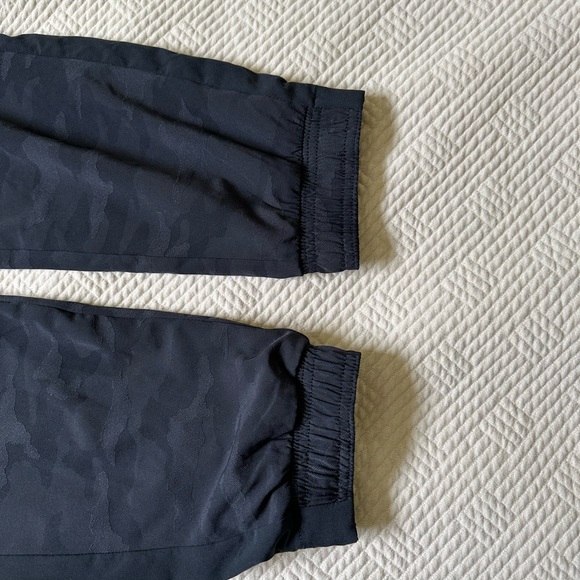 Athleta Brooklyn Textured Lined Jogger Size 8 Camo - Picture 3 of 8